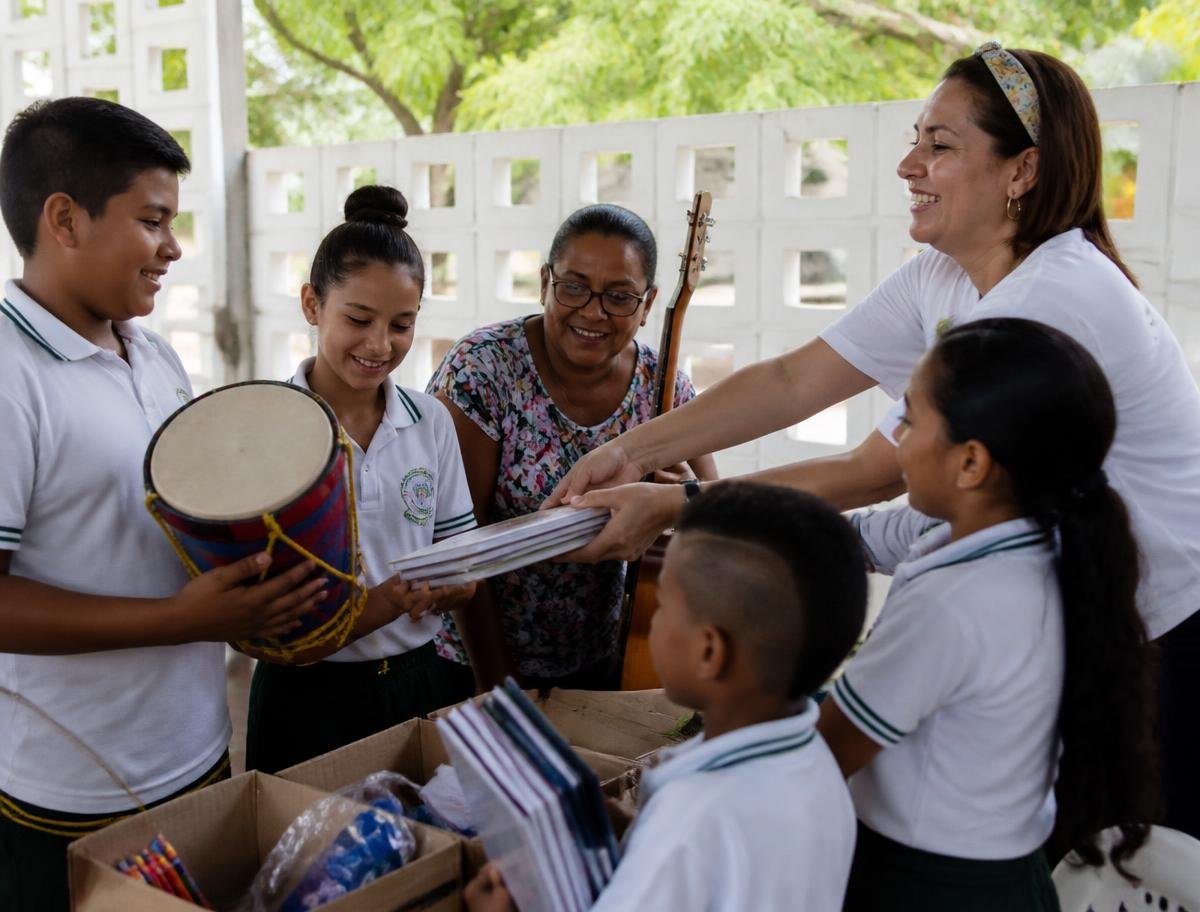 Comunidad educativa compartiendo útiles e instrumentos en Gaira